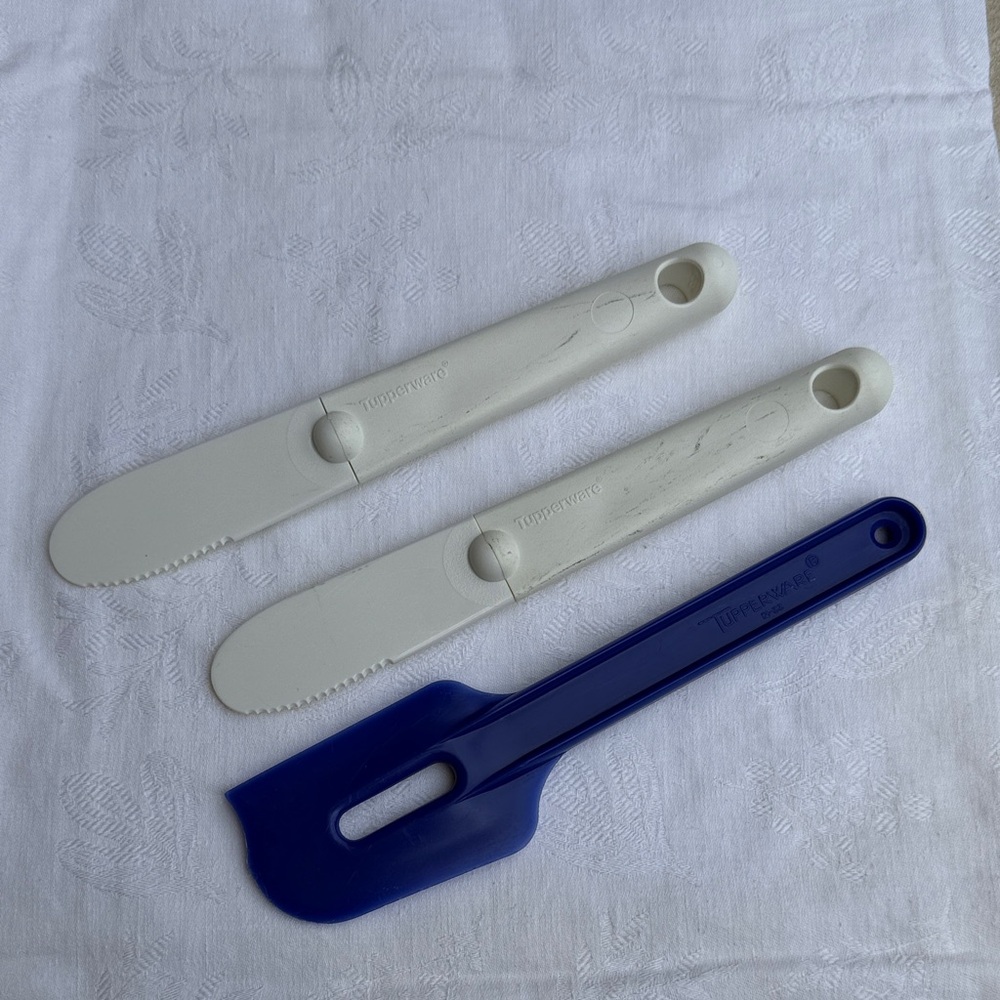 TUPPERWARE Spread Knives and Blue Spatula